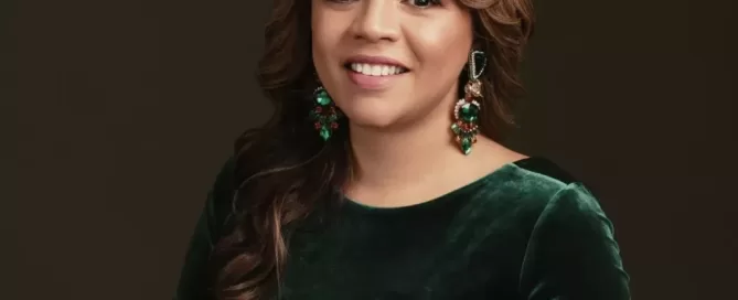 Retrato de Karumi Suazo, directora de Dominican Beauty Academy (DBA), destacada líder en formación de modelaje y valores para mujeres.