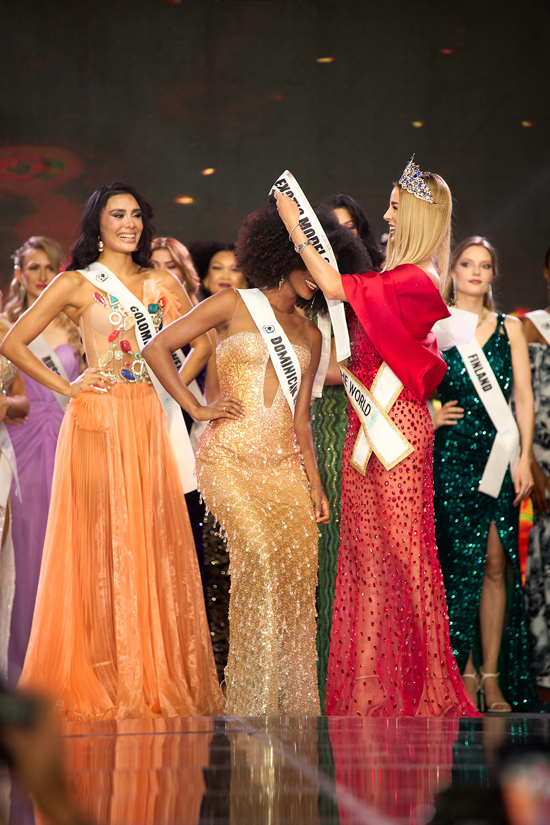 Coronación de la modelo dominicana de DBA entre las finalistas del Top Model of the World 2025 en Egipto, rodeada de otras concursantes internacionales.