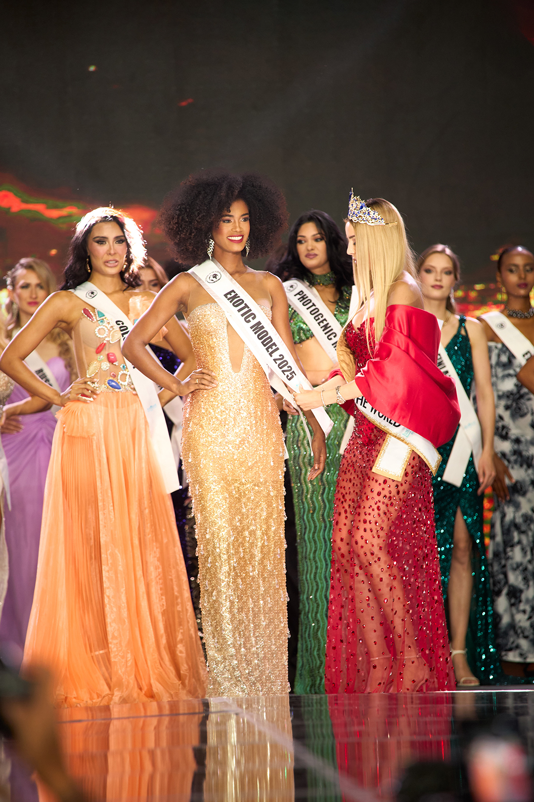 Smarling Mañón, modelo dominicana de DBA, recibe la banda de “Exotic Model 2025” durante la premiación del Top Model of the World en Egipto.