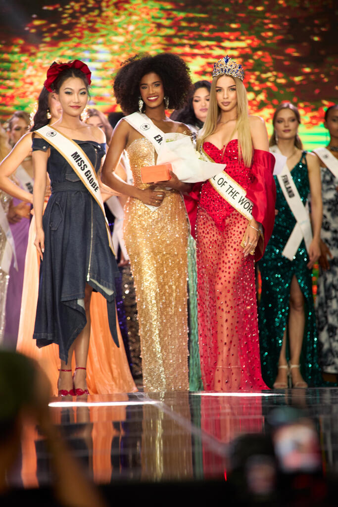Smarling Mañón de DBA entre las finalistas del Top Model of the World 2025 en Egipto Modelo dominicana de DBA celebrando su posición entre las cinco mejores en el Top Model of the World 2025 en Egipto junto a las ganadoras del certamen.