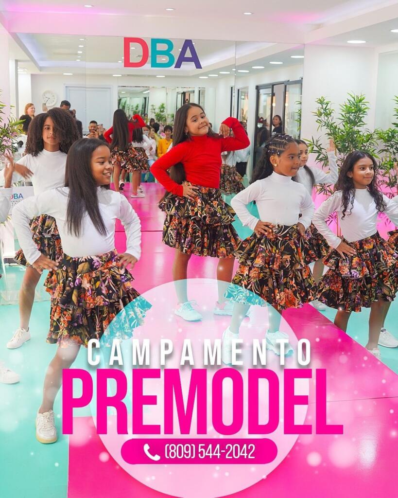Campamento Premodel DBA: Formación integral para niñas con estilo y confianza Niñas participando en clase de pasarela en el Campamento Premodel de DBA, vestidas con faldas coloridas y guiadas por profesionales en un espacio moderno y seguro.