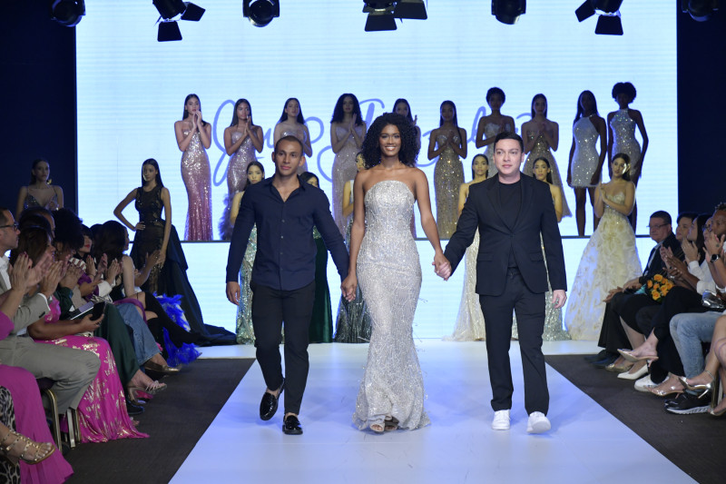 Cierre del evento | DBA Fashion Show – Dominican Beauty Academy Cierre del DBA Fashion Show: modelo y organizadores caminan en pasarela mientras el público aplaude.